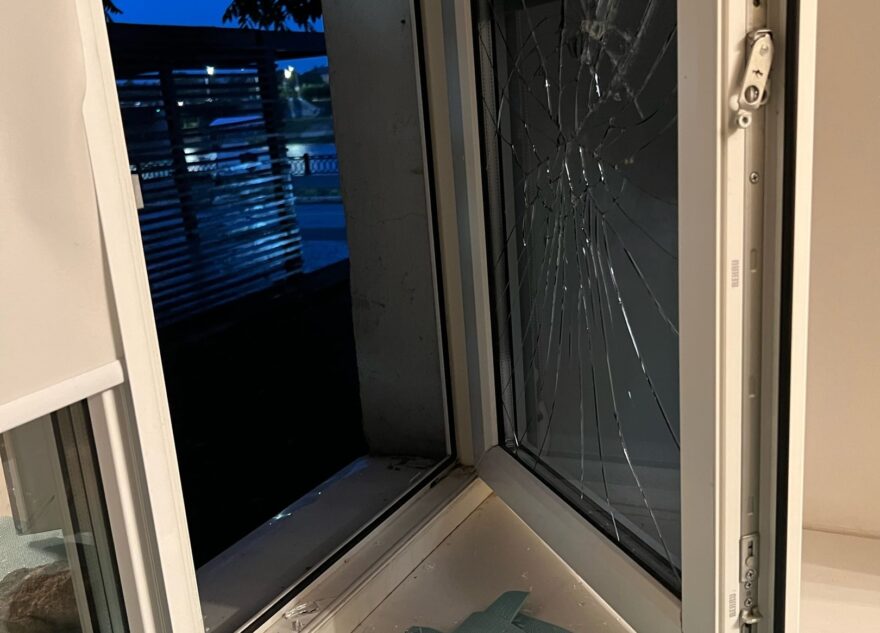 В Твери хулиганы разбили окно местного жителя, а потом избили его