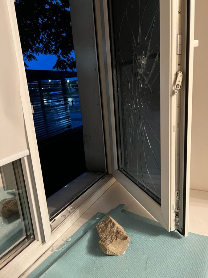 В Твери хулиганы разбили окно местного жителя, а потом избили его