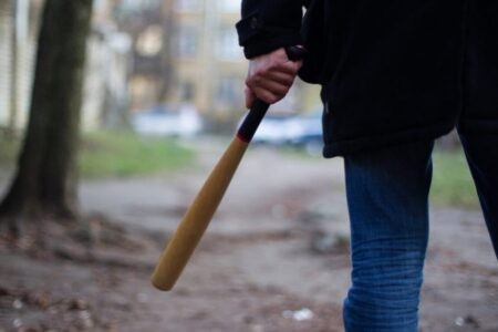 Ночью в Тверской области неизвестные напали с битой на таксиста Ночью в Тверской области неизвестные напали с битой на таксиста