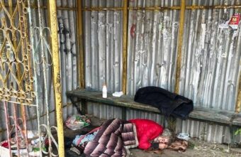 В Тверской области мужчина живёт на остановке и может погибнуть