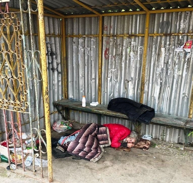 В Тверской области мужчина живёт на остановке и может погибнуть