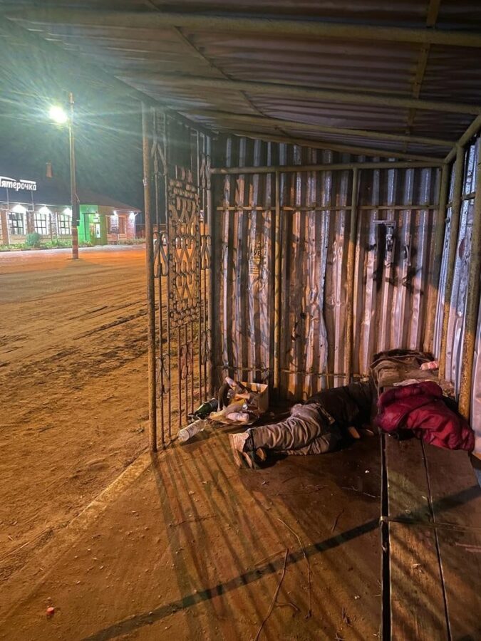 В Тверской области мужчина живёт на остановке и может погибнуть