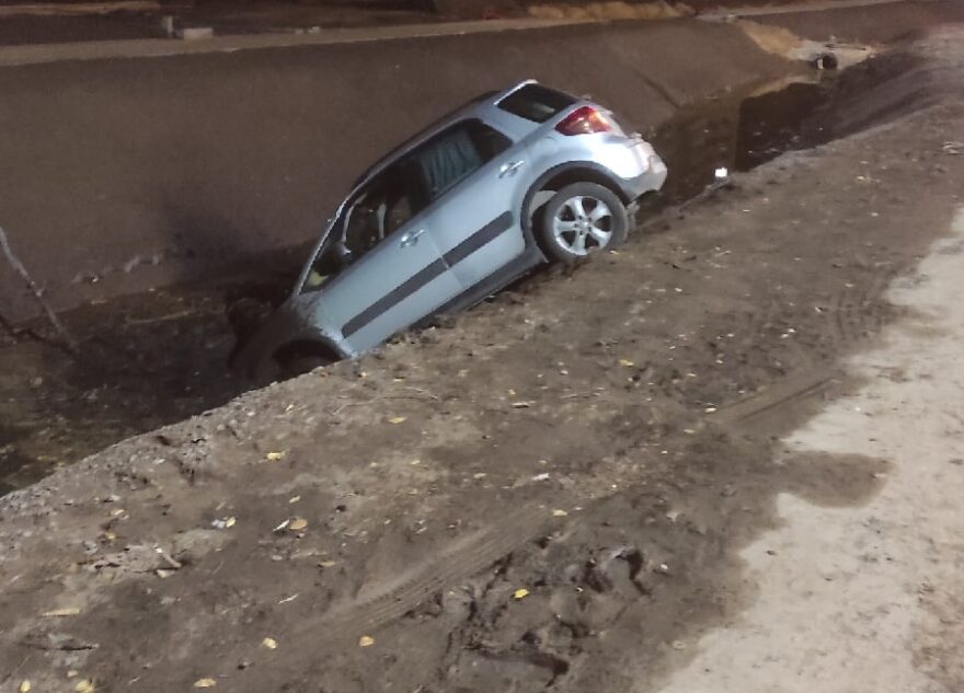 В Твери легковушка попала в канаву у нового сквера