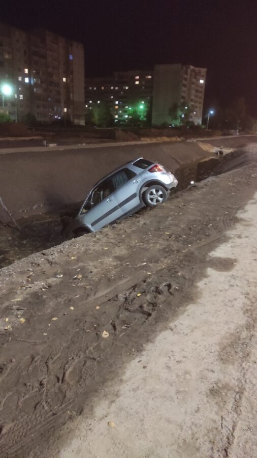 В Твери легковушка попала в канаву у нового сквера