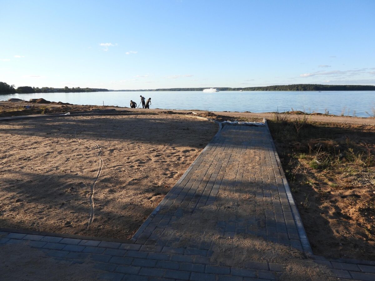 В Калязине продолжаются работы на набережной Волги