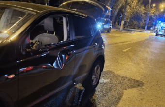 В Твери мужчина врезался в машину и попал в больницу