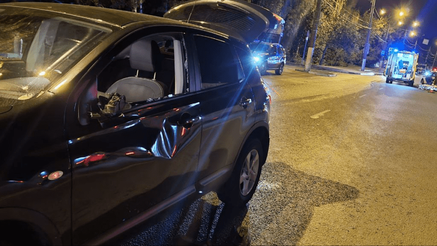 В Твери мужчина врезался в машину и попал в больницу