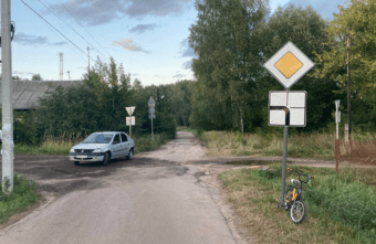 В Твери автомобиль наехал на 3-летнего велосипедиста