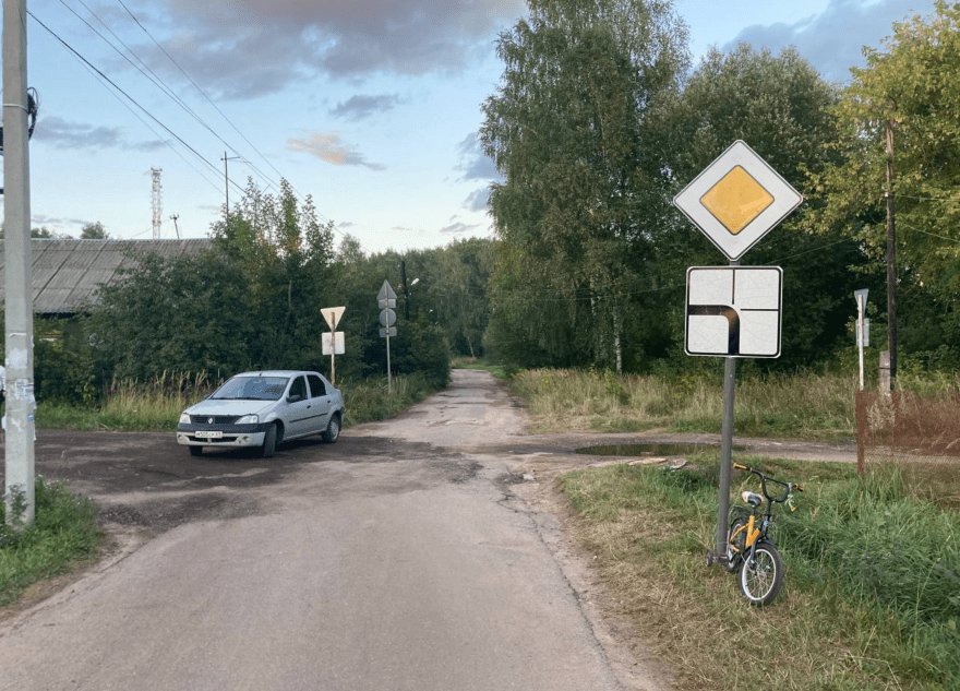 В Твери автомобиль наехал на 3-летнего велосипедиста