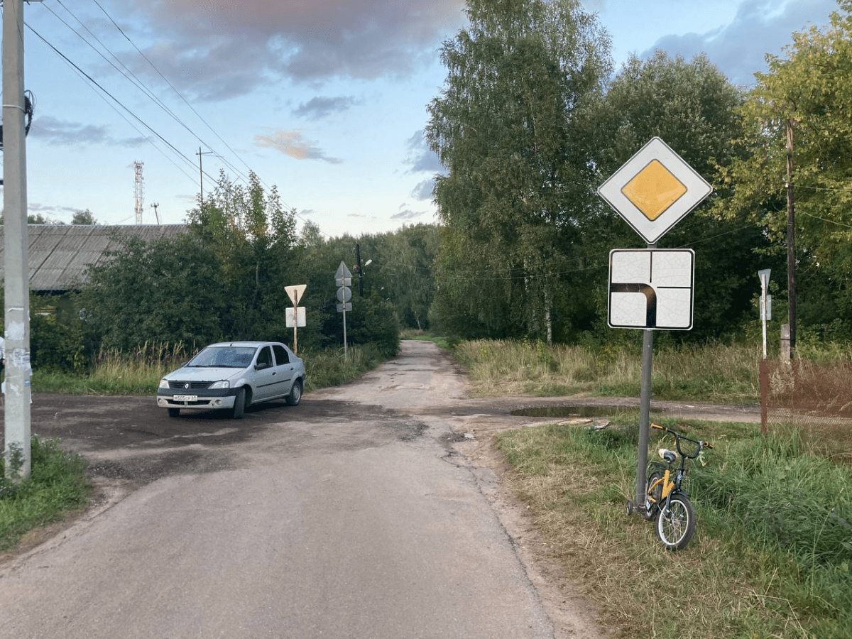 В Твери автомобиль наехал на 3-летнего велосипедиста