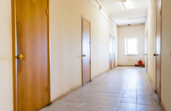 В Тверской области голый мужчина оскорблял жителей общежития В Тверской области голый мужчина оскорблял жителей общежития