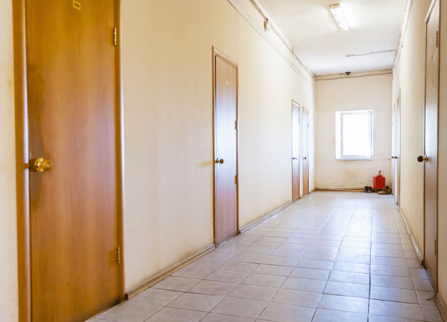 В Тверской области голый мужчина оскорблял жителей общежития