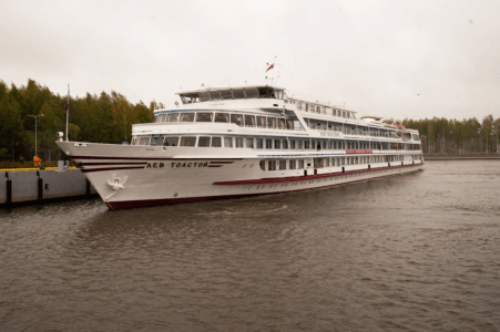 «Лев Толстой» стал первым прибывшим в новый порт Тверской области