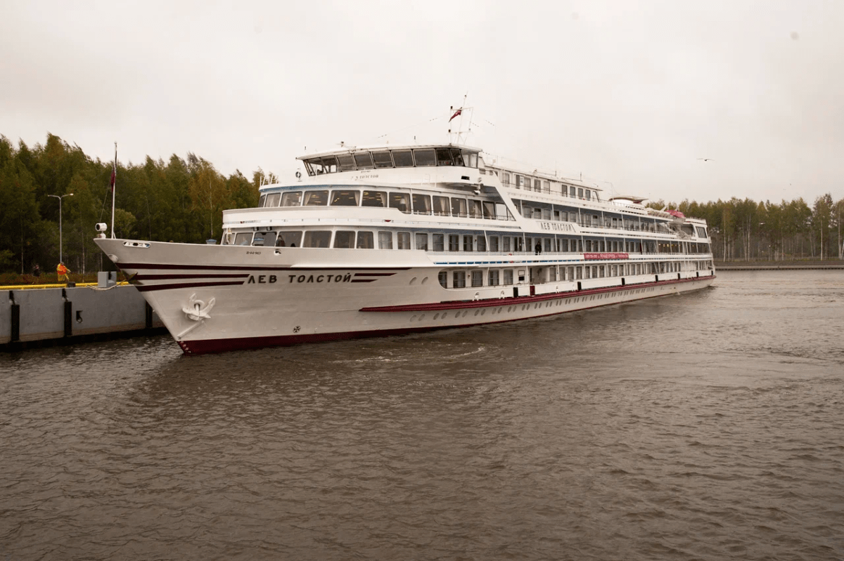 «Лев Толстой» стал первым прибывшим в новый порт Тверской области