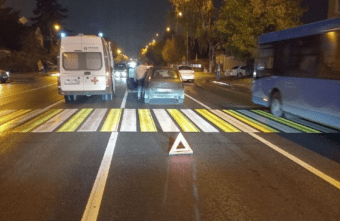 В Твери на пешеходном переходе сбили девушку