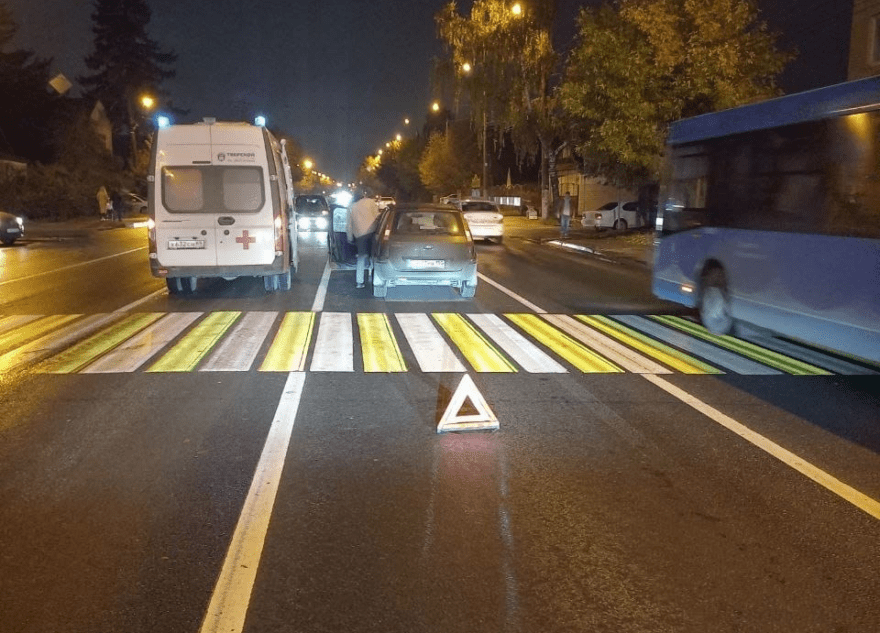 В Твери на пешеходном переходе сбили девушку