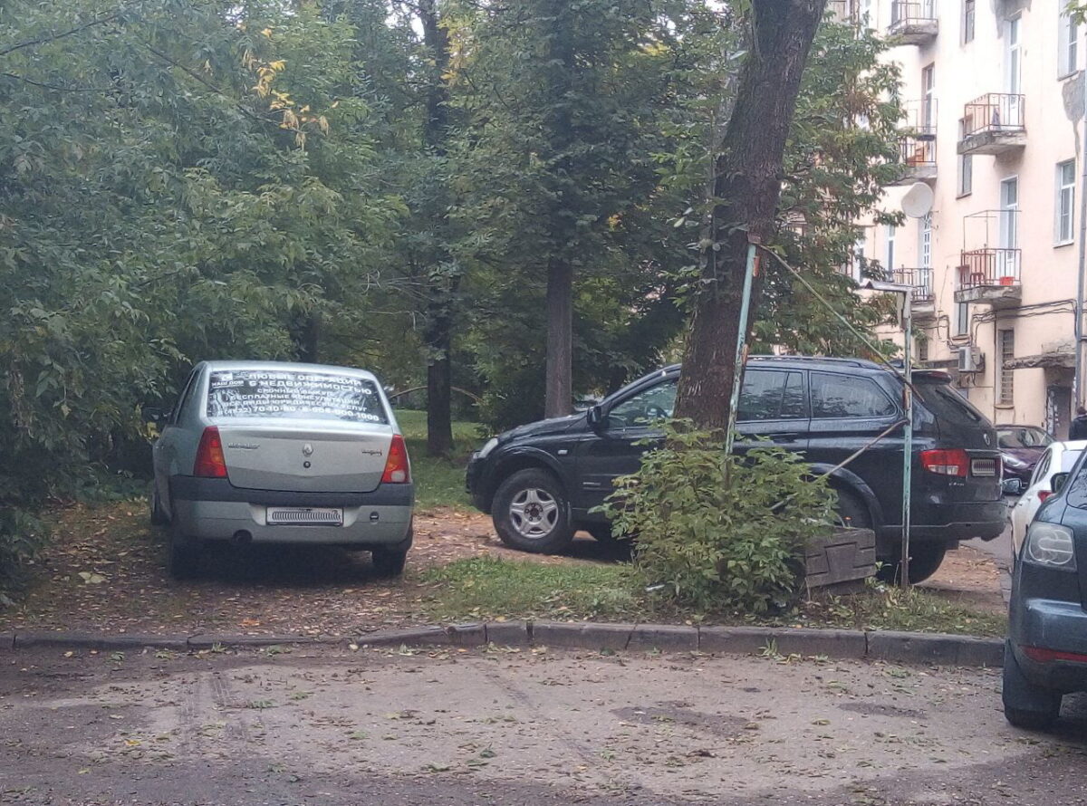 В Твери штрафуют автовладельцев за парковку в запрещённых местах