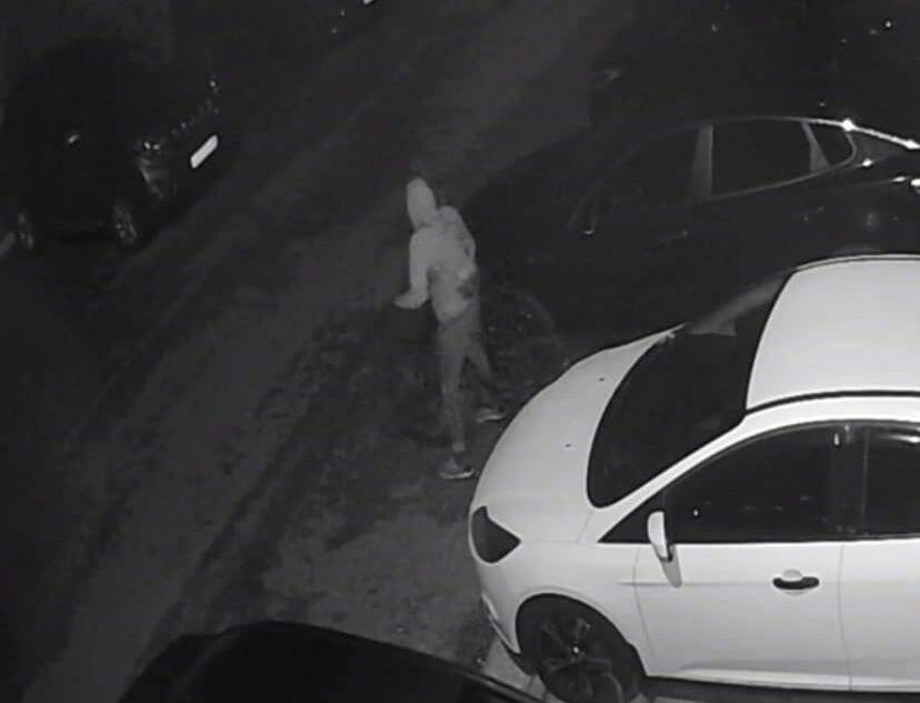 В Твери ищут парня, который прокалывает колеса автомобилей В Твери ищут парня, который прокалывает колеса автомобилей