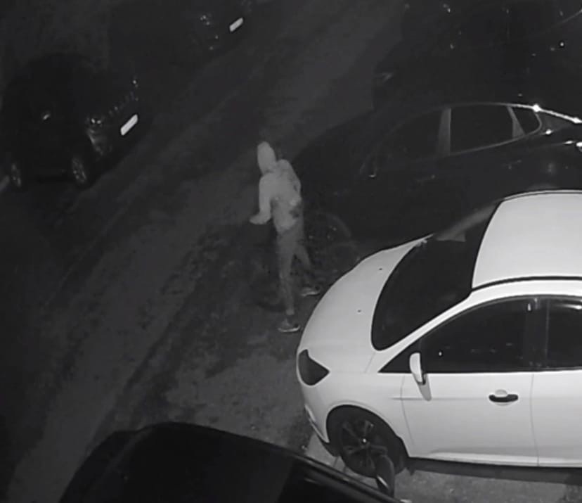 В Твери ищут парня, который прокалывает колеса автомобилей