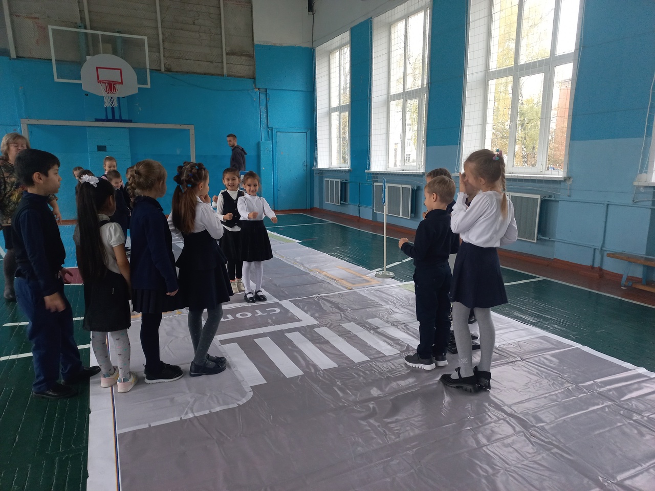 «Город безопасности»: тверские первоклассники учились переходить дорогу