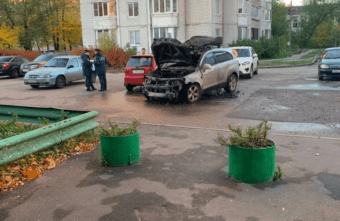 В Твери на парковке загорелся автомобиль