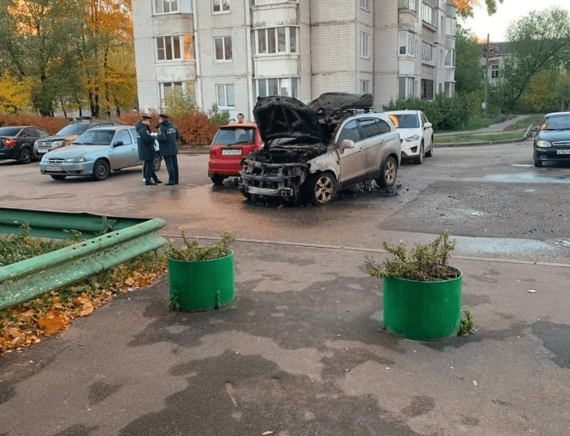 В Твери на парковке загорелся автомобиль