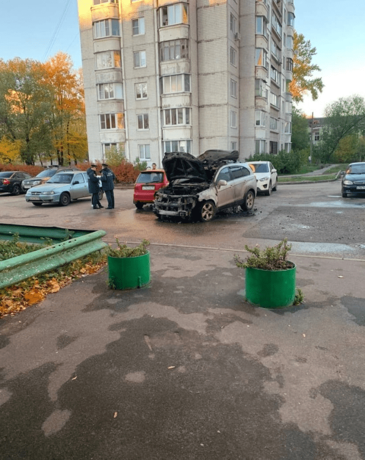 В Твери на парковке загорелся автомобиль