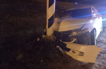 На трассе под Тверью легковушка «обняла» столб На трассе под Тверью легковушка «обняла» столб