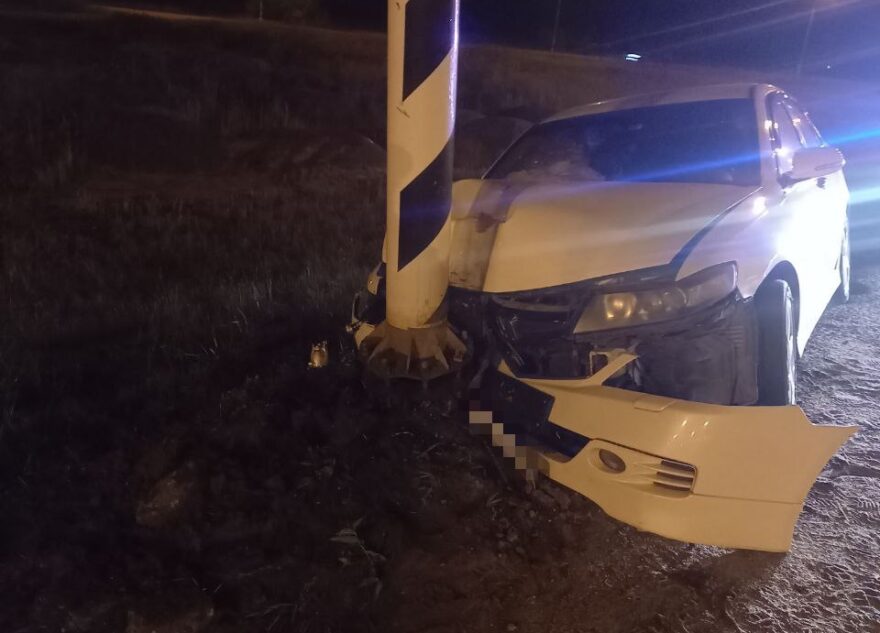 На трассе под Тверью легковушка «обняла» столб