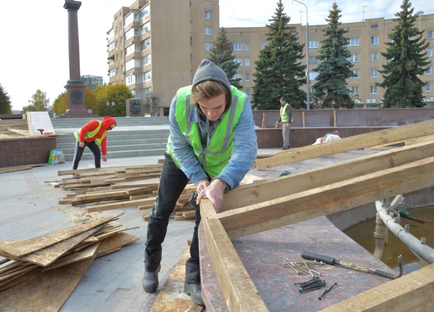 Жители Твери прощаются с фонтанами до весны