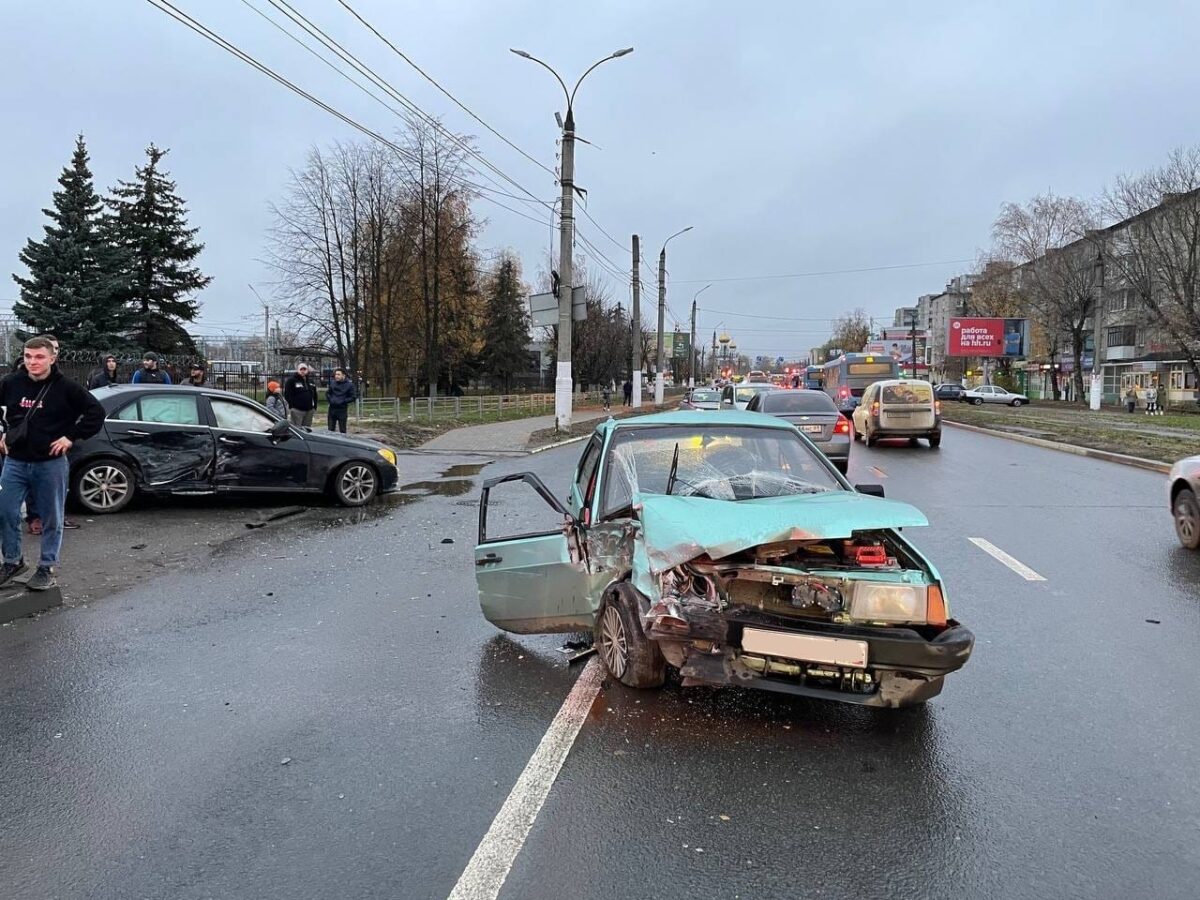 При ДТП в Твери пострадала 20-летняя девушка При ДТП в Твери пострадала 20-летняя девушка