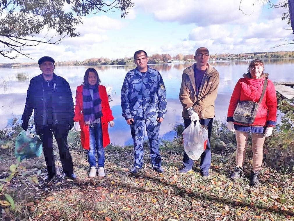 В Калязине затеяли осеннюю уборку улиц и берегов