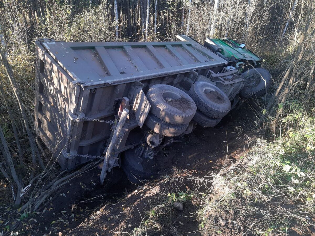 В Тверской области сразу две машины перевернулись в канавах
