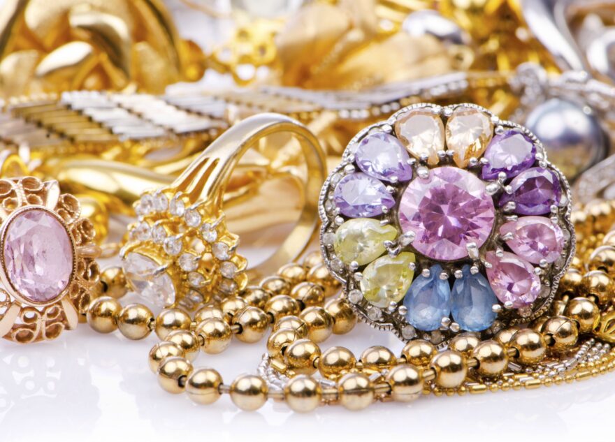 Жительница Твери украла золотые украшения в гостях