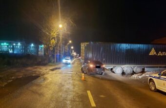 В Твери пьяный водитель заехал под застрявшую фуру