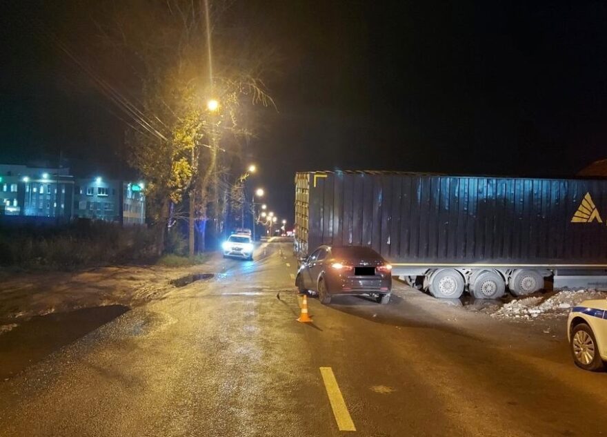 В Твери пьяный водитель заехал под застрявшую фуру