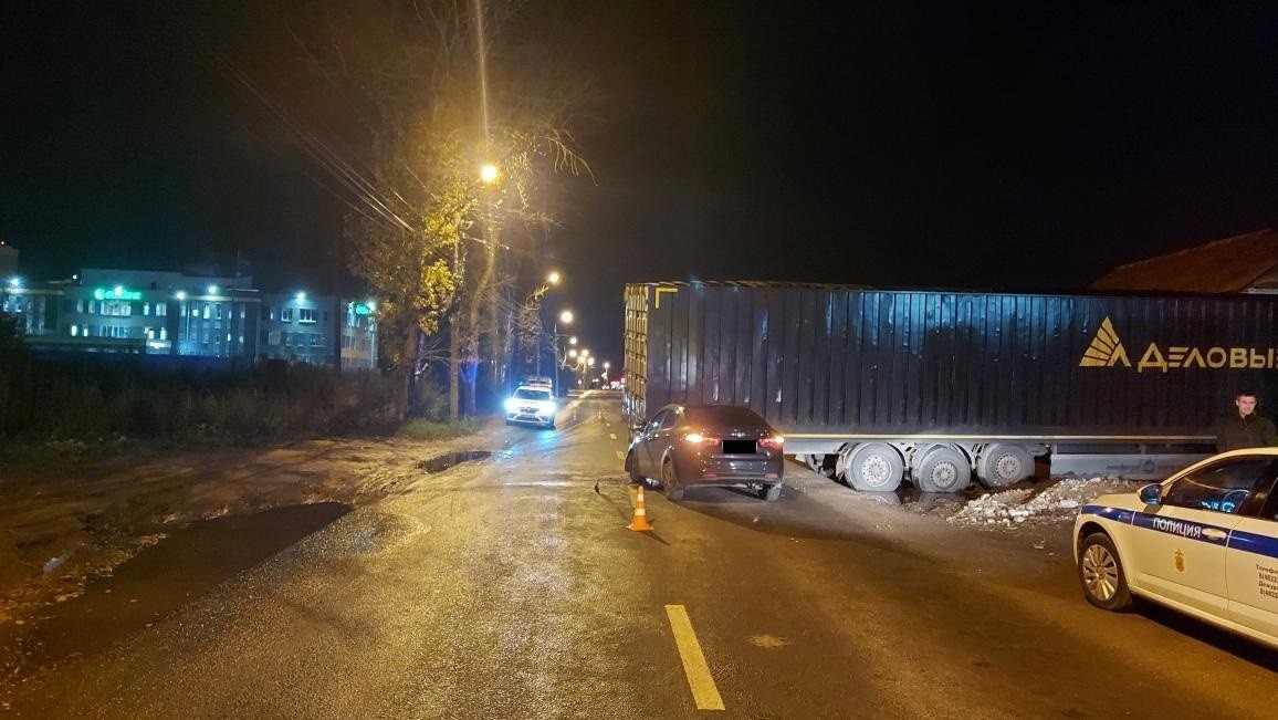 В Твери пьяный водитель заехал под застрявшую фуру
