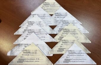 В Тверской области ученики знаменской школы написали письма солдатам, участвующим в СВО В Тверской области ученики знаменской школы написали письма солдатам, участвующим в СВО