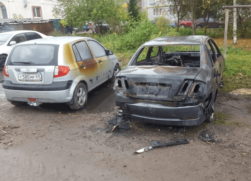 Среди ночи в Твери загорелась машина Среди ночи в Твери загорелась машина