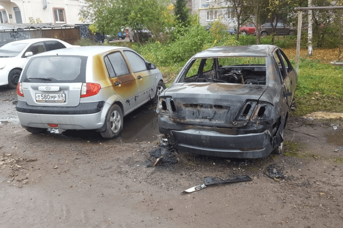 Среди ночи в Твери загорелась машина