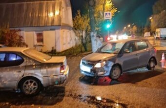 В Твери две иномарки столкнулись на повороте В Твери две иномарки столкнулись на повороте