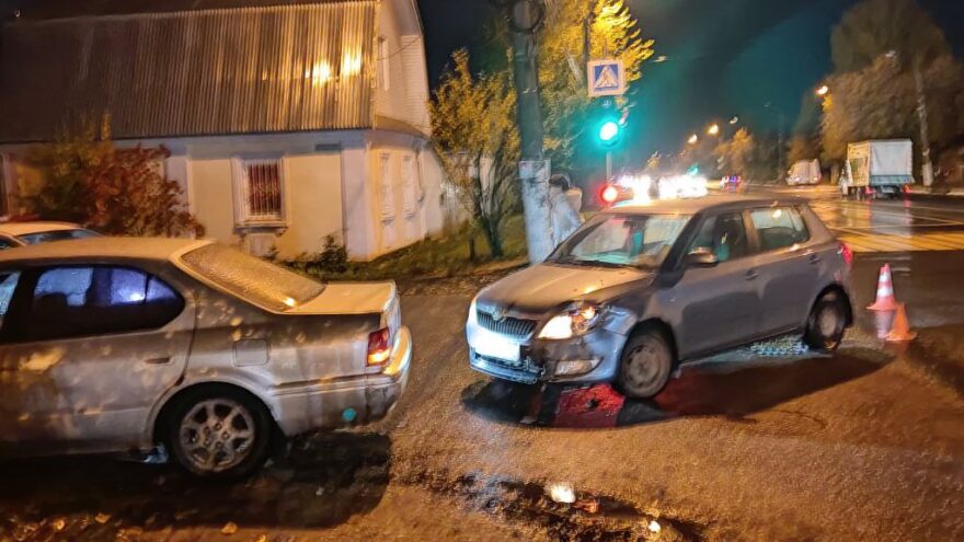 В Твери две иномарки столкнулись на повороте
