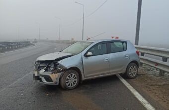 На трассе под Тверью легковушка врезалась в ограждение
