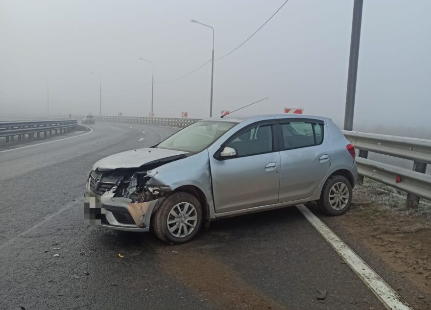 На трассе под Тверью легковушка врезалась в ограждение