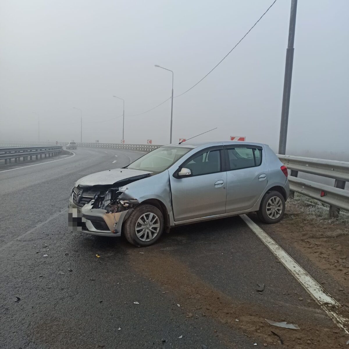 На трассе под Тверью легковушка врезалась в ограждение