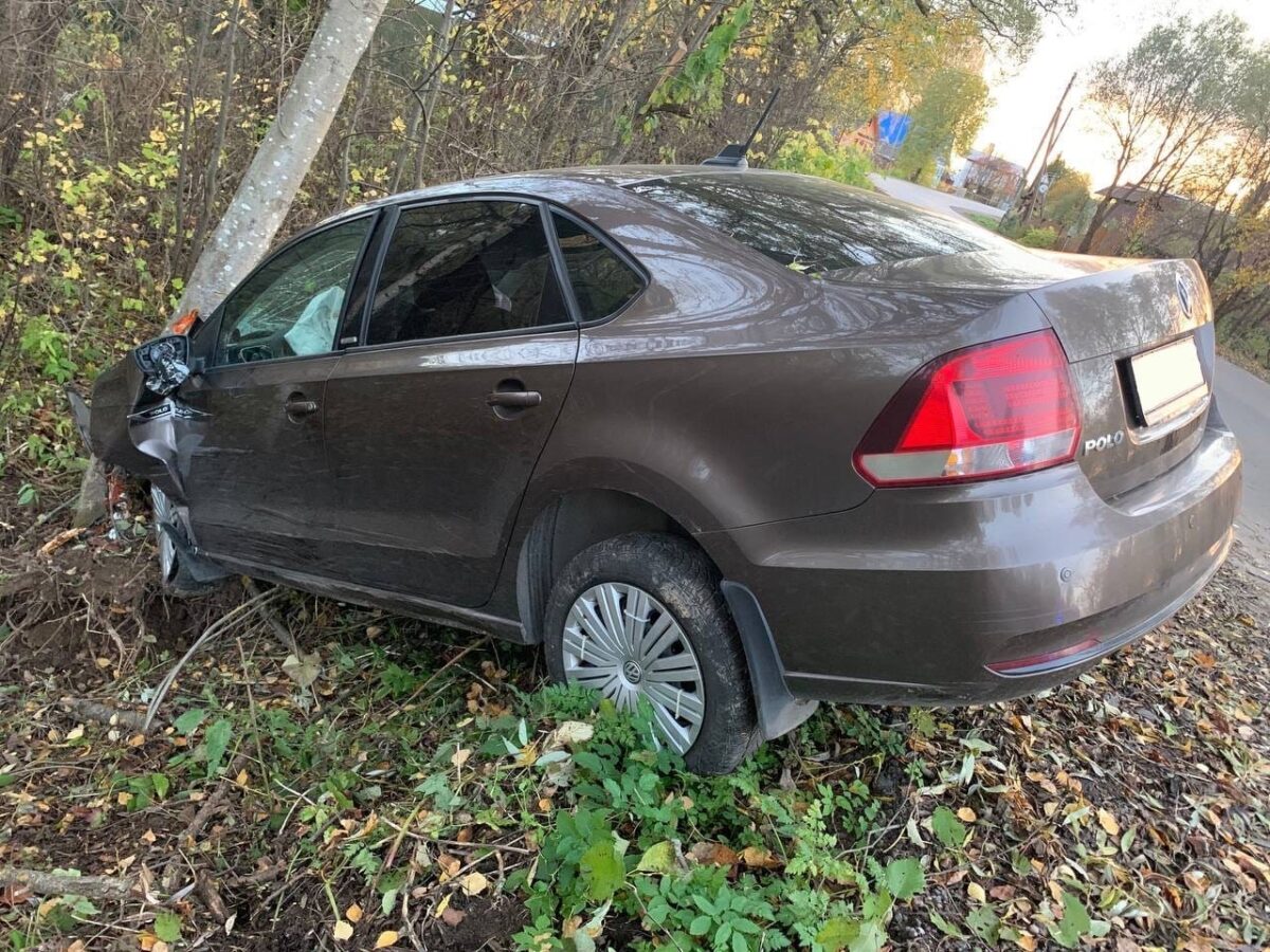 В Тверской области пострадал пассажир автомобиля, съехавшего с дороги