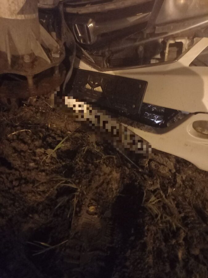 На трассе под Тверью легковушка «обняла» столб