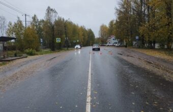 В Тверской области пешеход вышел из-за автобуса под машину