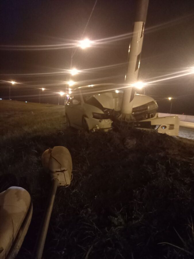 На трассе под Тверью легковушка «обняла» столб