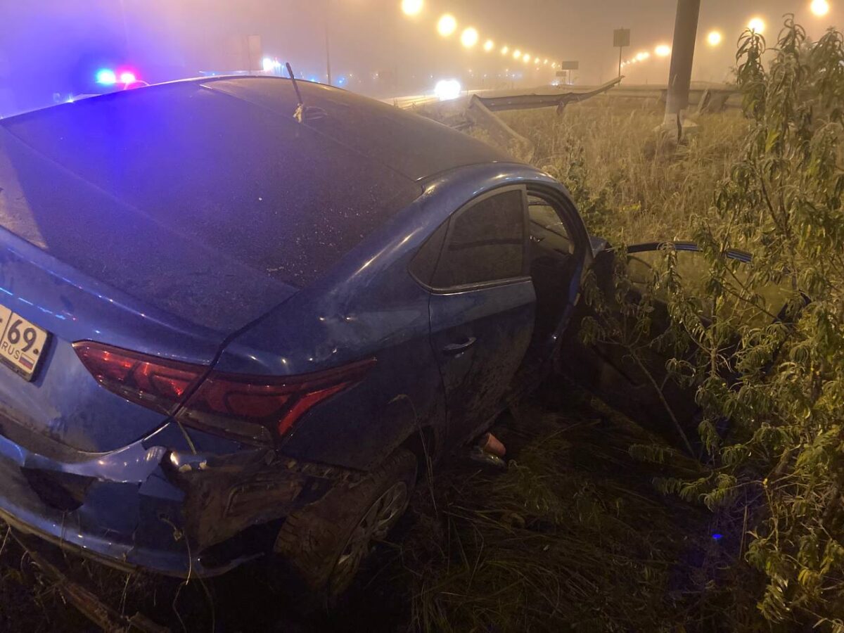 Ранним утром в Твери легковушка попала в кювет